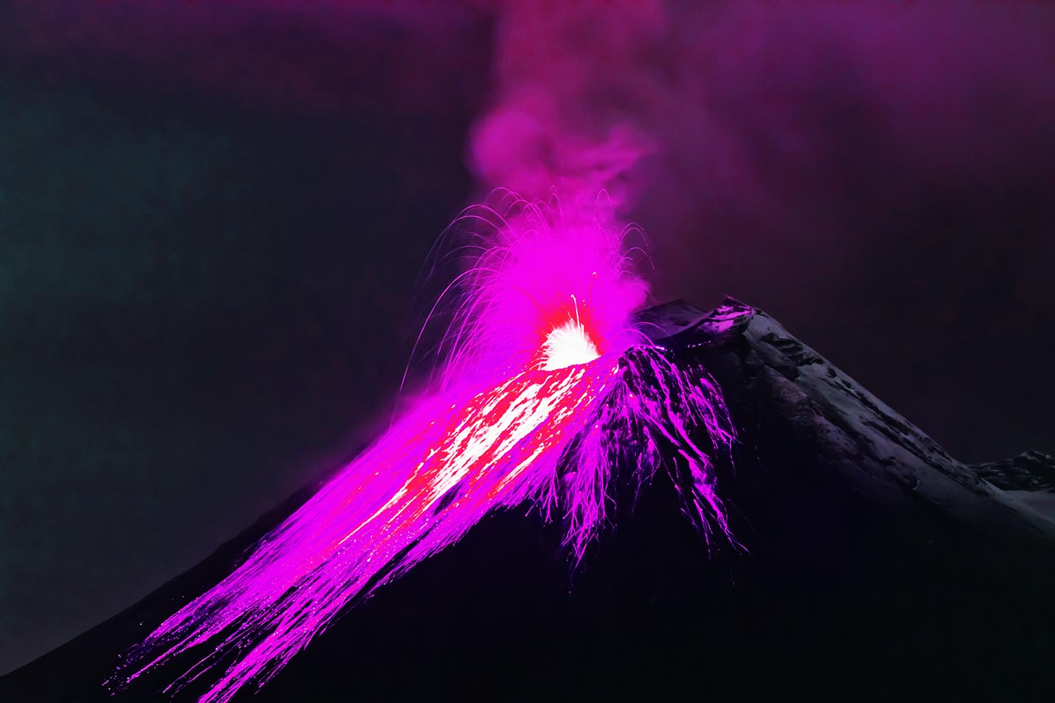 Вулкан Попокатепетль розовый дым