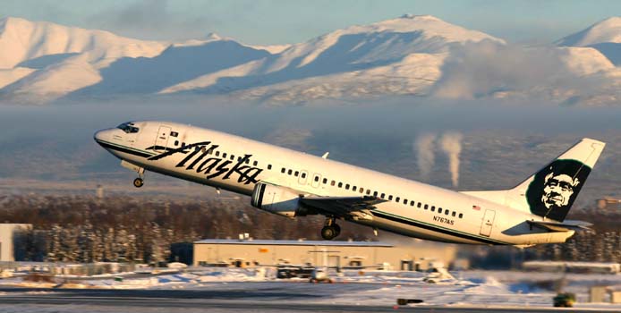 Alaska Airlines Cargo Hold Worker Trapped - Clapway