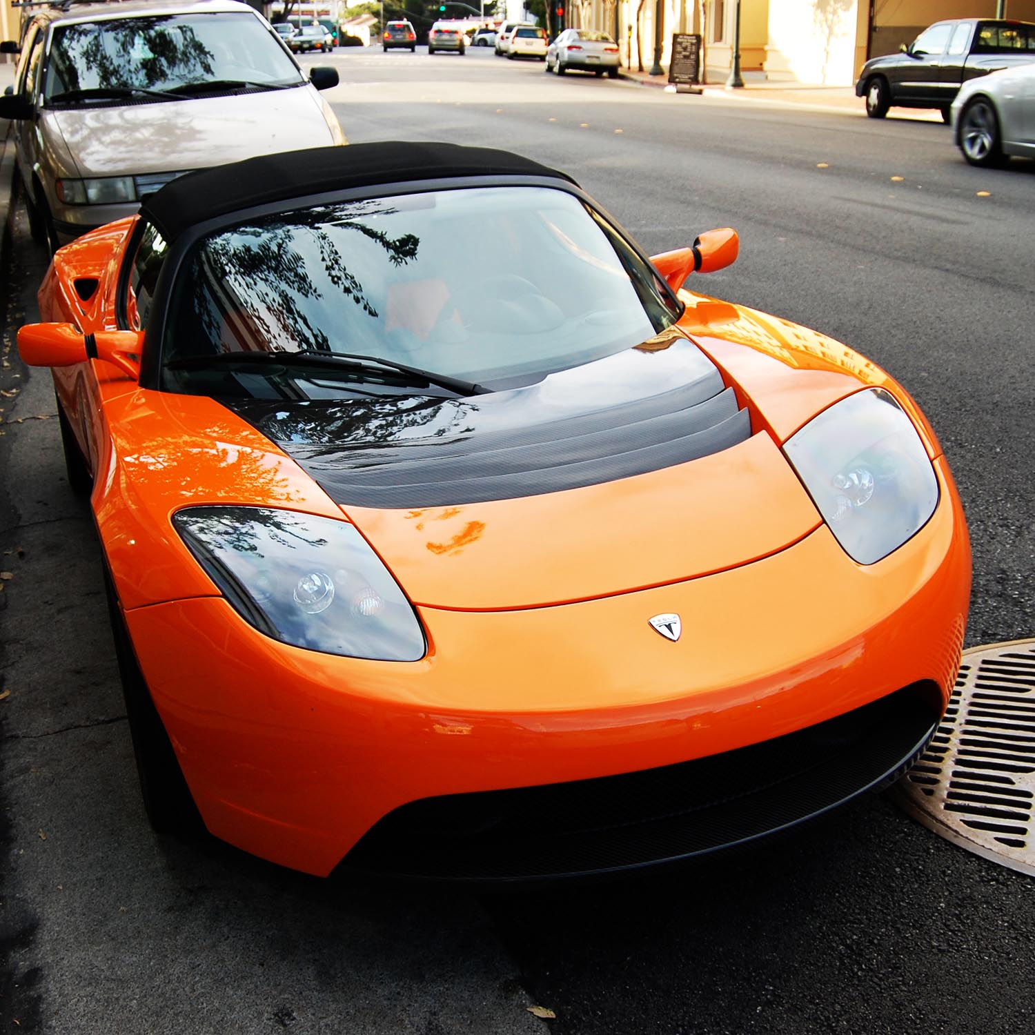 Tesla Roadster 2012 оранжевая