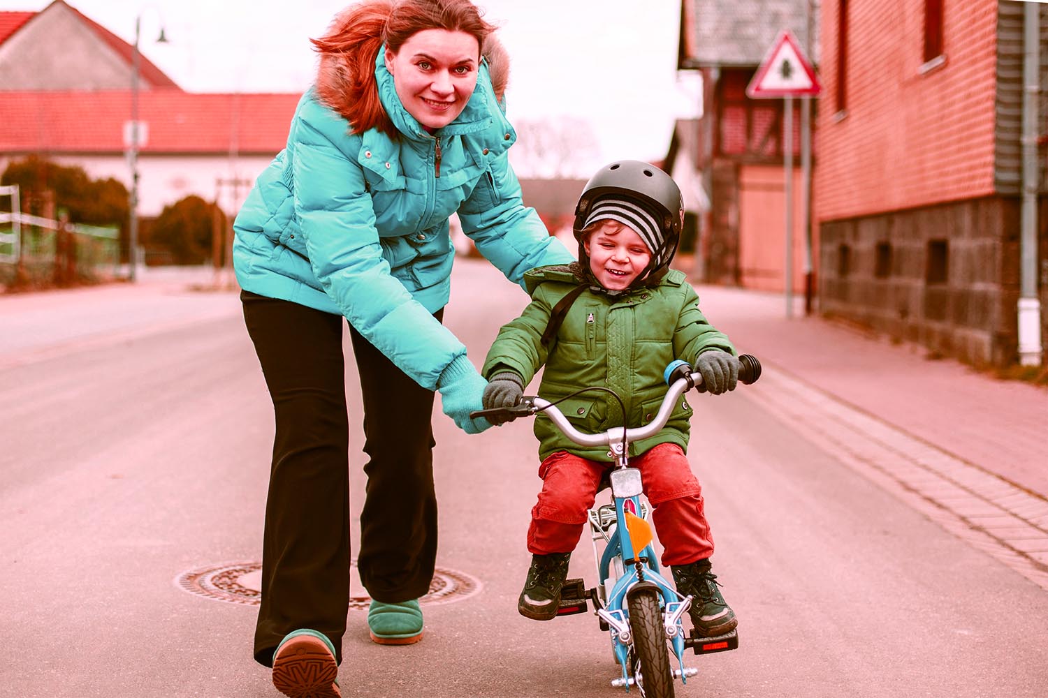 Мама учит сыночка. Мама учит сына кататься на велосипеде. Мама учит кататься. Женщины катают детей.